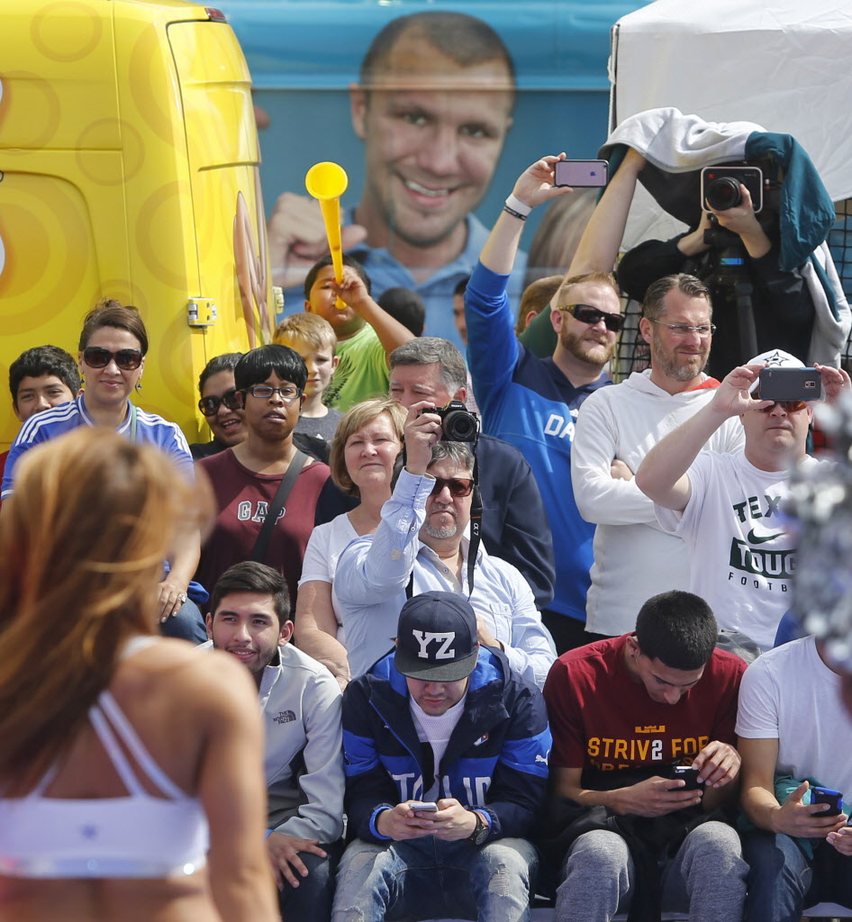 Photos Maniaacs and dancers among highlights at Festival de Los Mavs