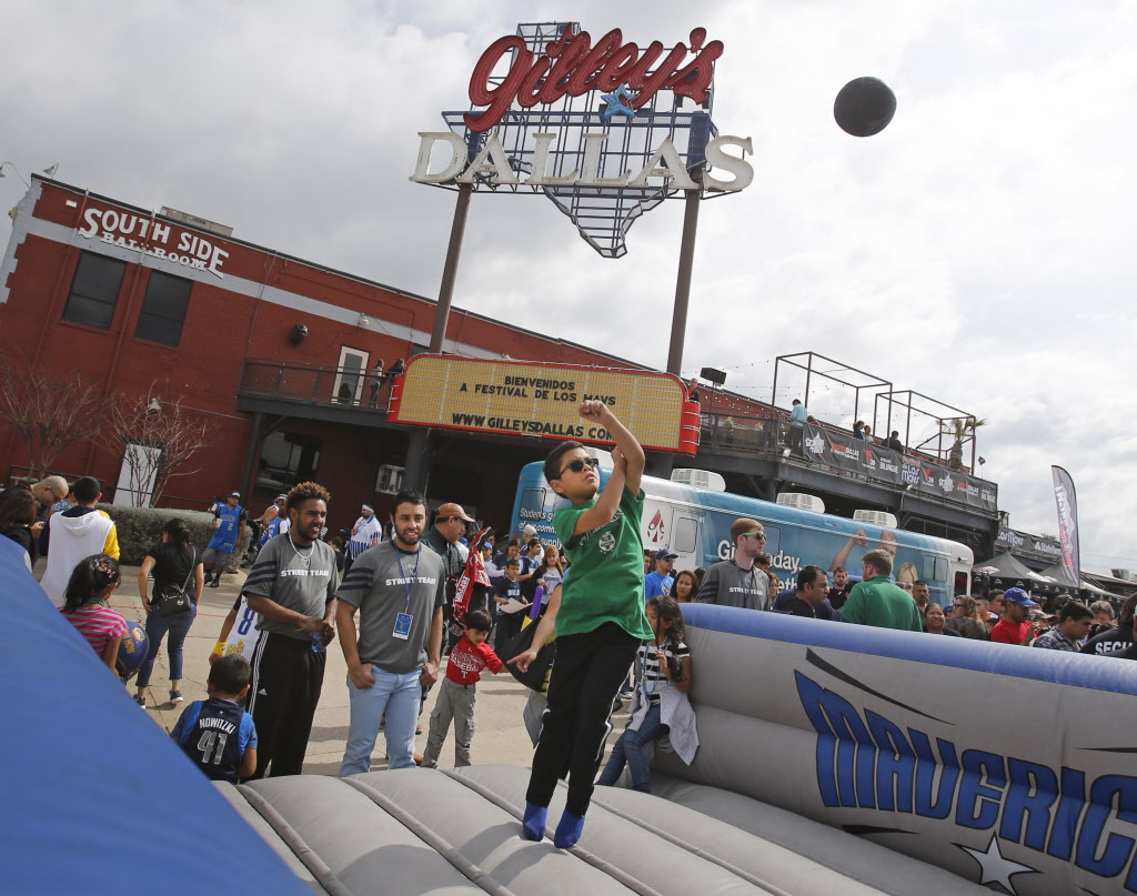 Photos Maniaacs and dancers among highlights at Festival de Los Mavs