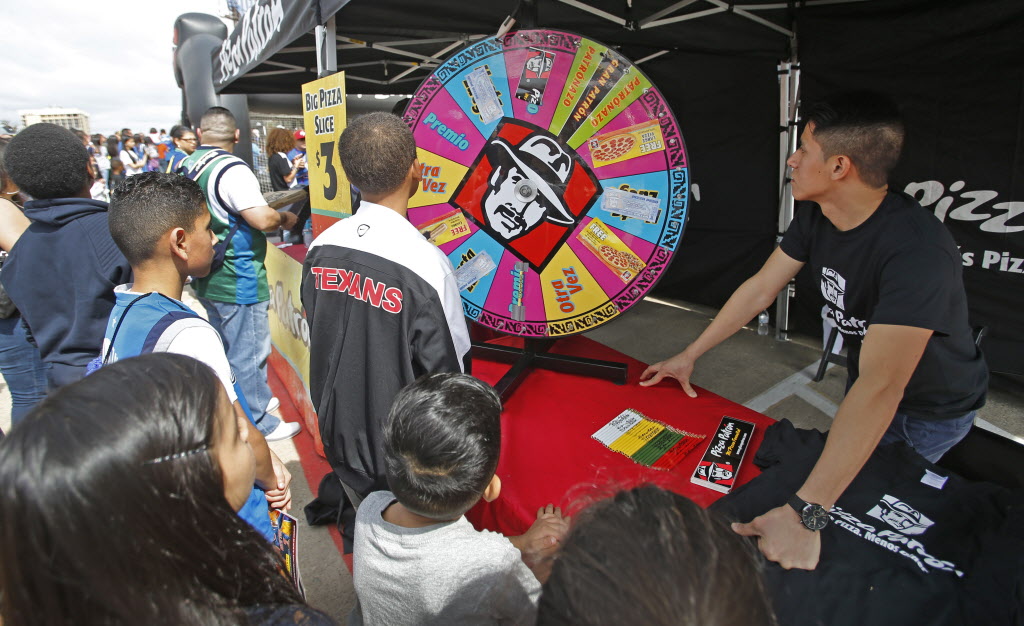 Photos Maniaacs and dancers among highlights at Festival de Los Mavs