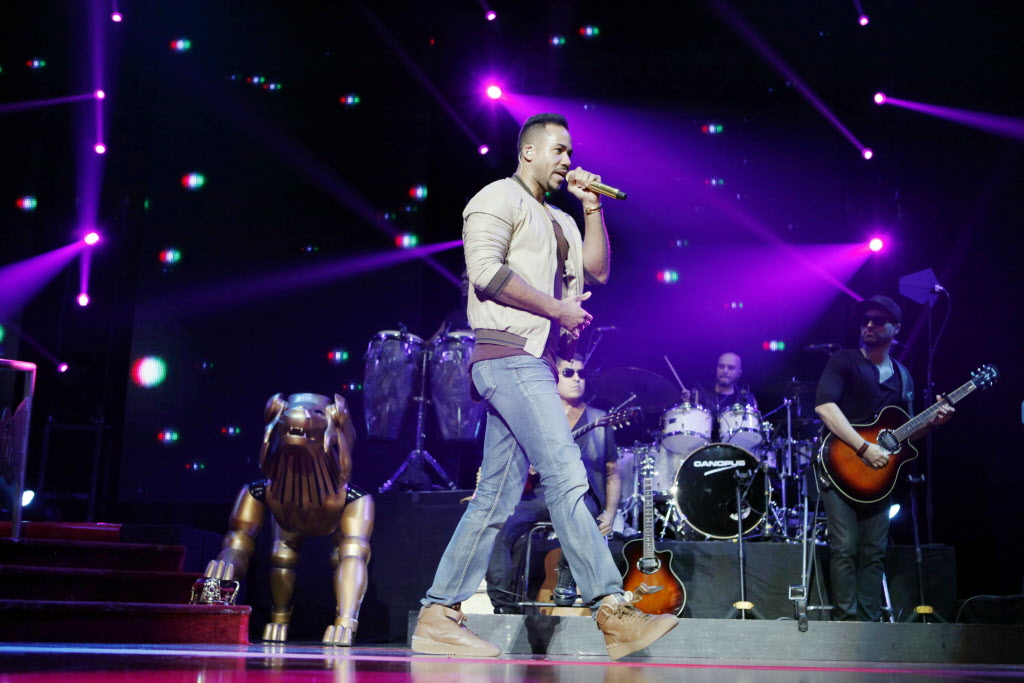 Seduction and showmanship from Romeo Santos at TD Garden - The Boston Globe