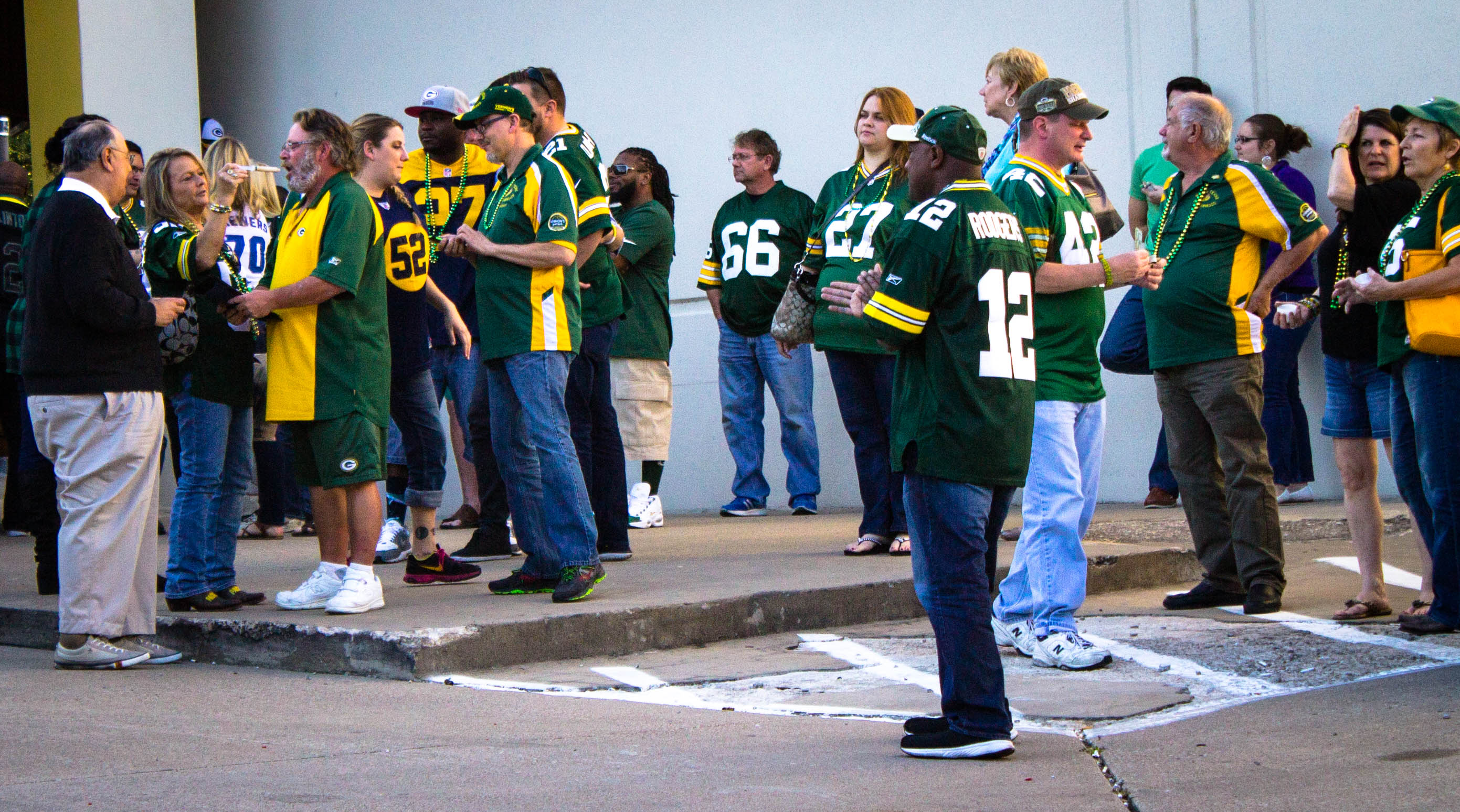 Packers fans fill the Lambeau parking lot with Green, Gold and spirit ahead  of playoff game, Top Stories