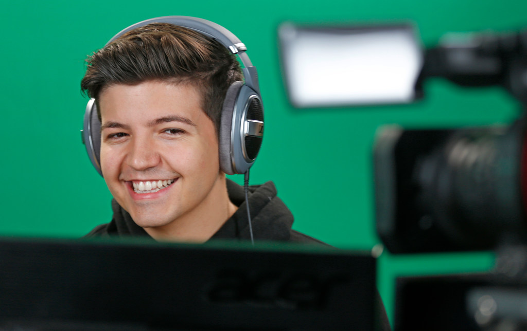 This 24 Year Old Dallas Millionaire Famous For Fortnite And Minecraft Is Now The Face Of An Esports Team - preston roblox first video