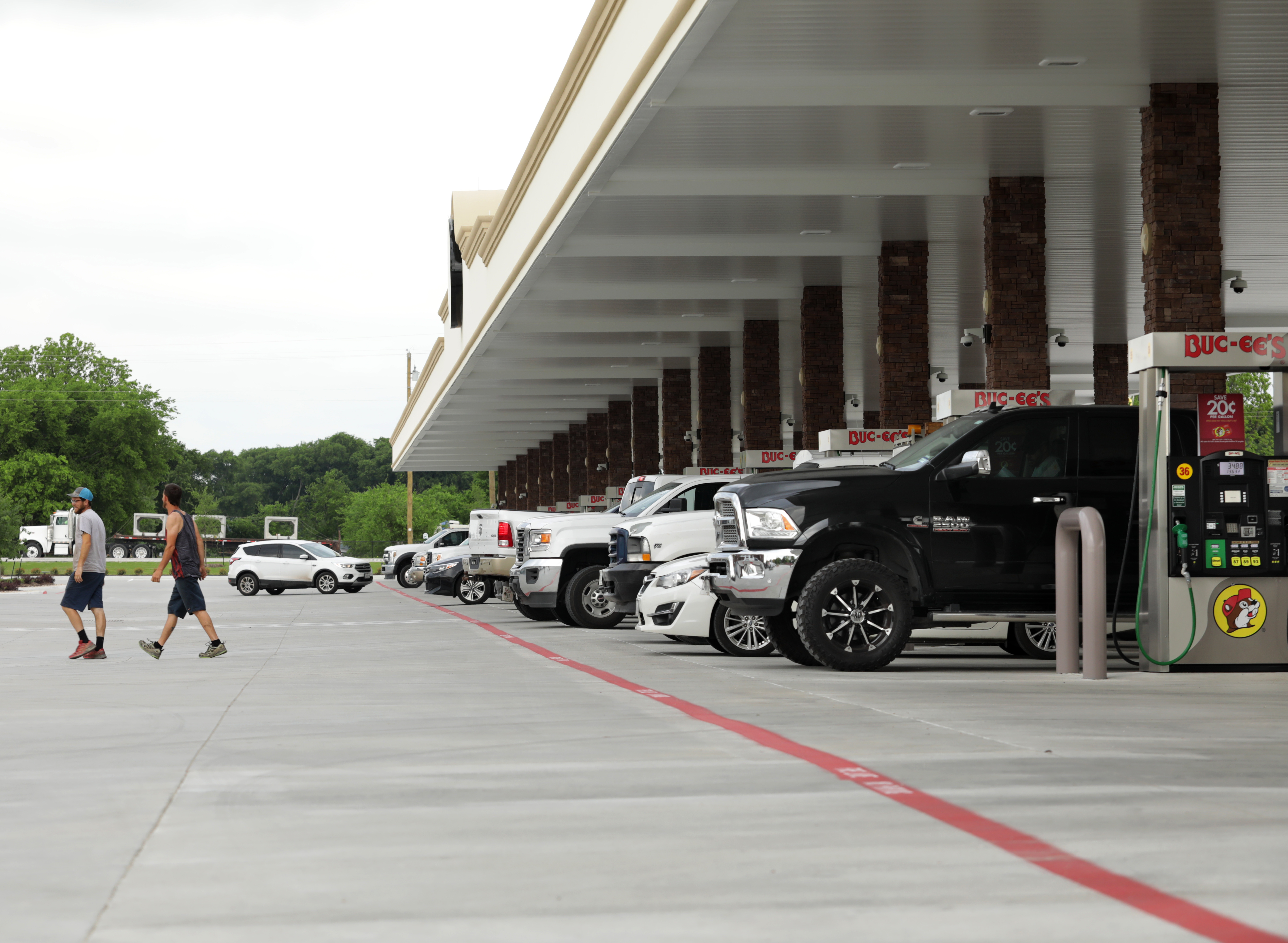 bucees gas pumps